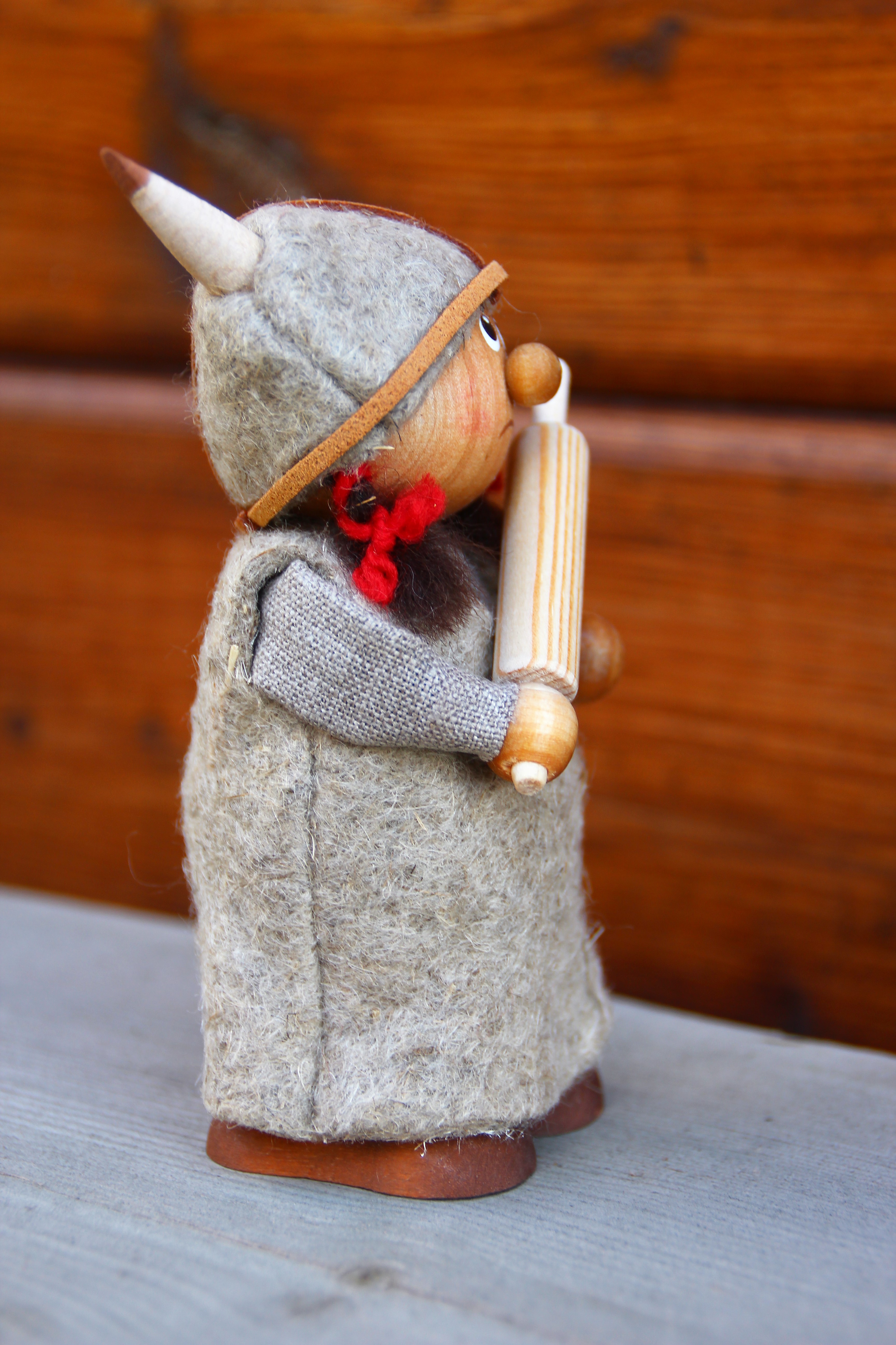 Wikingerfrau mit Nudelholz 