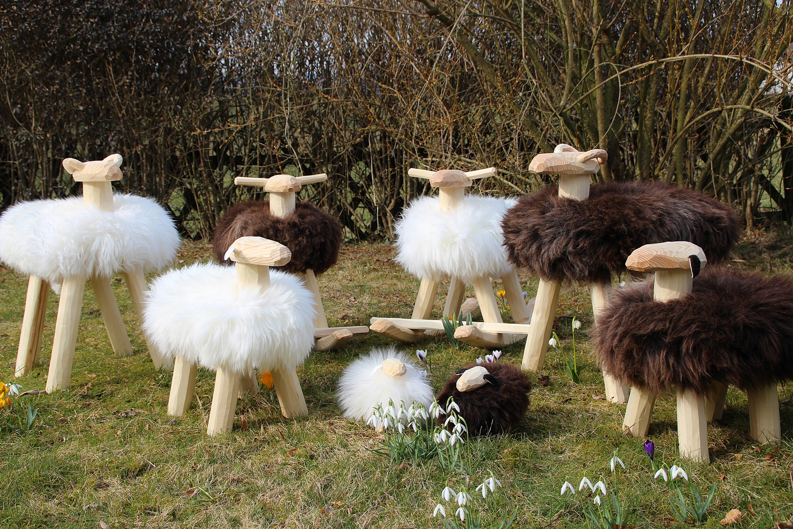 Handgefertigte Holzschafe mit echtem Schafsfell 